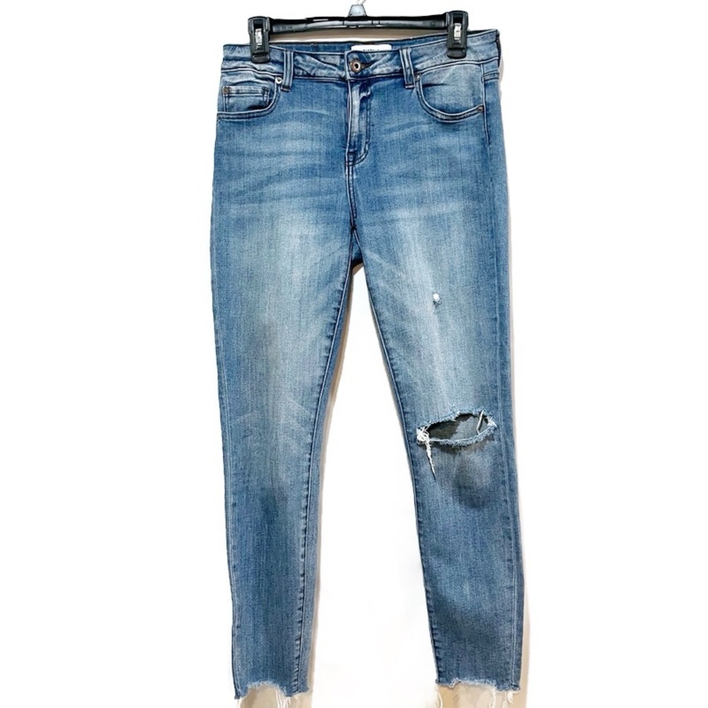 PISTOLA AUDREY MID-RISE SKINNY CROP DISTRESSED RAW HEM DESTROYED KNEE.
CASUAL - Picture 4 of 10